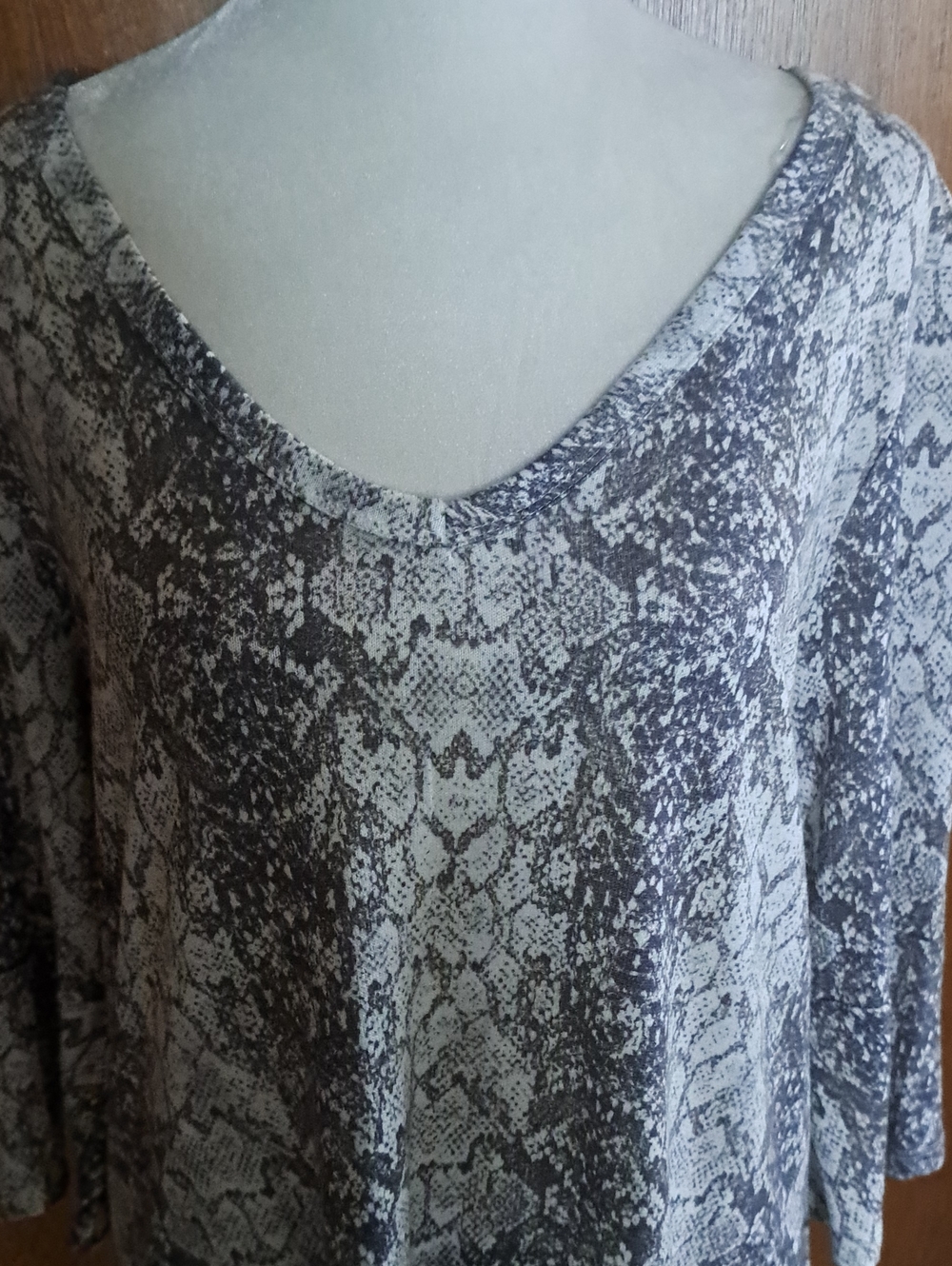 Women's Snake Print V-Neck Top - Gray/Black
